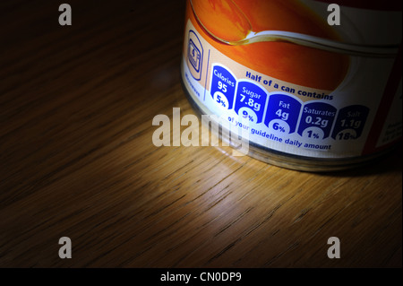 La nourriture peut étiquette indiquant quantités journalières RE Calories Lipides saturés de sucre SEL SAINE ALIMENTATION Obésité Surpoids UK Banque D'Images