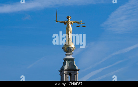 La statue de Lady Justice ou la balance de la Justice au-dessus de la Cour Criminelle Centrale, Old Bailey, London. Banque D'Images