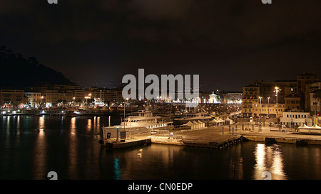 Le port de Nice, de nuit, pris d'un ferry-boat Banque D'Images