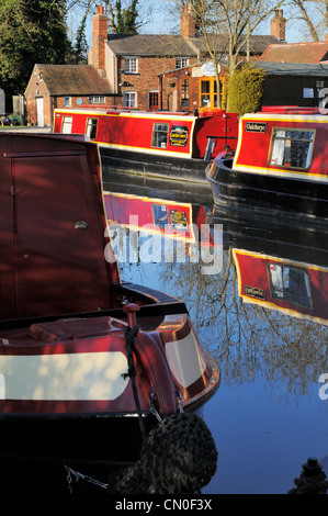 Canalboats rouge amarré sur le canal Ashby près de Stoke Golding Banque D'Images