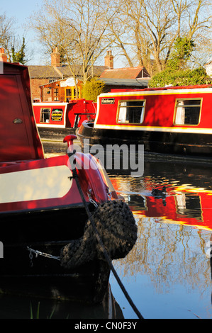 Canalboats rouge amarré sur le canal Ashby près de Stoke Golding Banque D'Images