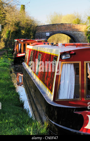 Canalboats rouge amarré sur le canal Ashby près de Stoke Golding Banque D'Images