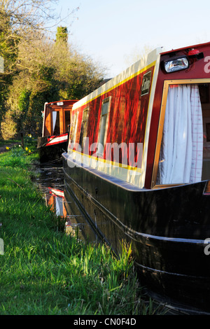 Canalboats rouge amarré sur le canal Ashby près de Stoke Golding Banque D'Images