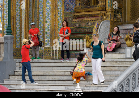 Les touristes prenant une photo au Grand Palace Bangkok, Banque D'Images