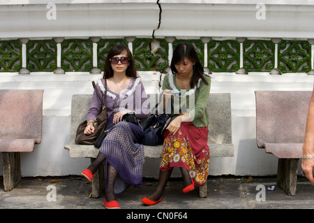 Les touristes prenant une photo au Grand Palace Bangkok, Banque D'Images