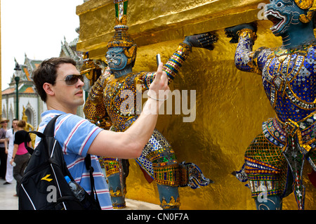 Les touristes prenant une photo au Grand Palace Bangkok, Banque D'Images