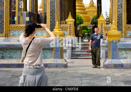 Les touristes prenant une photo au Grand Palace Bangkok, Banque D'Images