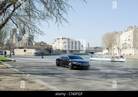 Citroen concept car sur les rives de la Seine à Paris. Dévoilement officiel prévu à Beijing Motor Show, en avril 2012 Banque D'Images