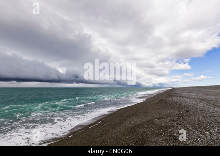 La plage de galets à Birdlings à plat, sur la péninsule de Banks, Canterbury, Nouvelle-Zélande, avec un front sud s'approcher. Banque D'Images