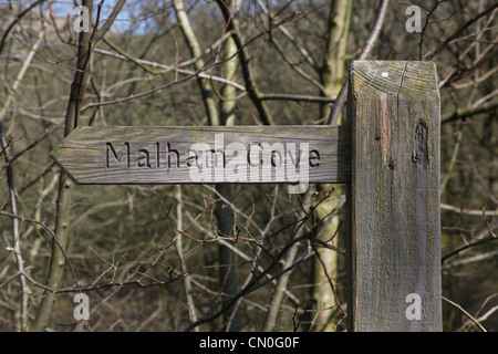 Les indications d'orientation à Malham Cove, North Yorkshire. Banque D'Images