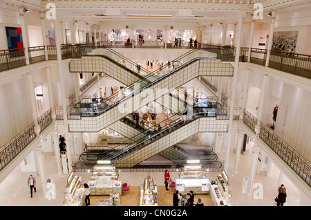 L'intérieur de 'Le Bon Marche' department store. St Germain des Pres de Paris, France Banque D'Images