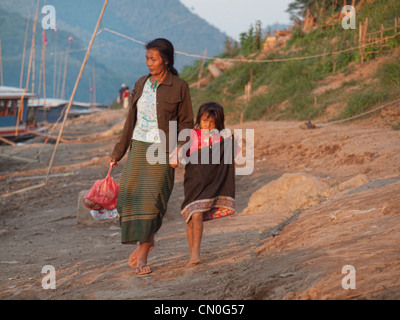 Mère et fille au Laos Banque D'Images