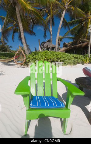 Fauteuil vert sur la magnifique plage de sable blanc vide Tulum Mexico Banque D'Images
