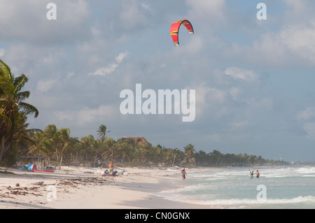 Kite Surf sur la plage de sable blanc déserte Tulum Mexico Banque D'Images