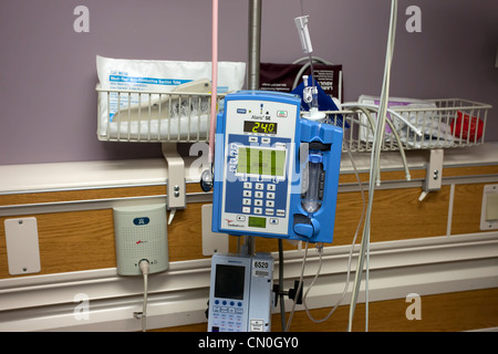Chambre bébé lit d'hôpital en soins intensifs pour PDA en chirurgie cardiaque de l'équipement médical. Banque D'Images