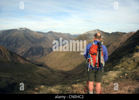 Walker à la recherche à l'avis de Ben Nevis (à gauche) des pistes de Mullach nan Coirean dans l'Ecosse des Mamores Banque D'Images