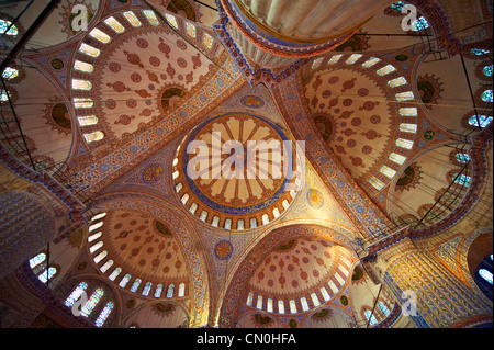 Dôme intérieur & décoration islamique de la Mosquée Bleue Sultan Ahmed ( Istanbul Sultanahmet Camii ) Banque D'Images