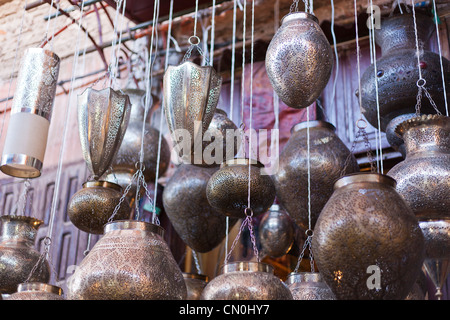 Lampes lanternes métal marocain à Marrakech souk Banque D'Images