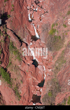 VUE AÉRIENNE.Chutes d'eau dans un canyon en pélite rouge.Rivière Cians.Arrière-pays de la Côte d'Azur, France. Banque D'Images