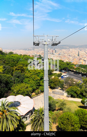 Téléphérique de Montjuïc au-dessus de jardins de Joan Brossa, Barcelone, Espagne Banque D'Images