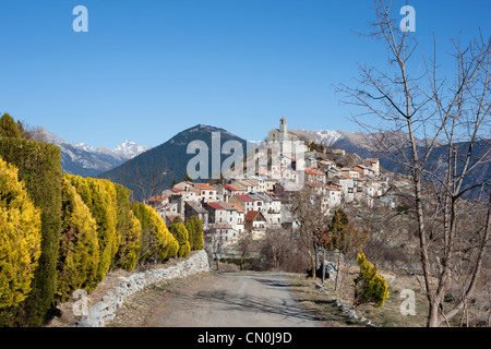 Village médiéval perché au-dessus de la vallée de la Tinée.Ilonse, Alpes-Maritimes, France. Banque D'Images