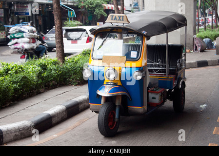 Street à Bangkok avec transport tuk tuk Banque D'Images