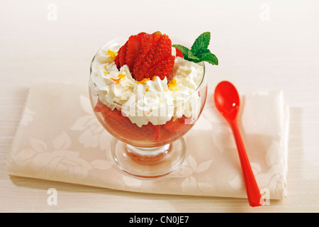 Les fraises avec de la crème. Recette disponible Banque D'Images