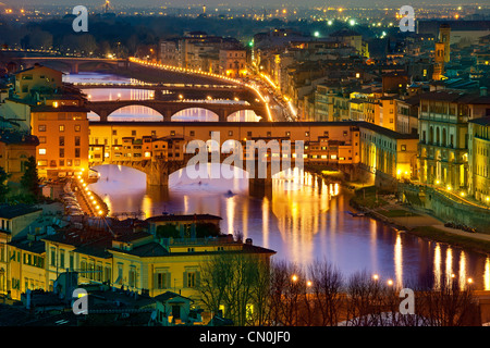 L'Europe, Italie, Florence, Ponte Vecchio sur l'Arno au crépuscule Banque D'Images