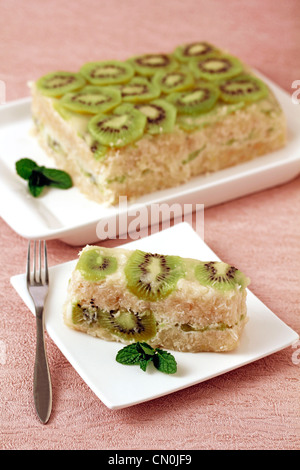 Gâteau froid d'amandes et de kiwis Recette disponible Banque D'Images