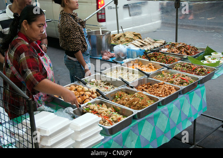 Vente de produits alimentaires dans la rue à Bangkok Banque D'Images