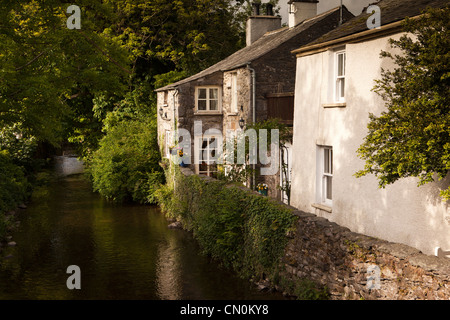 UK, Cumbria, maison au bord de la rivière Lee Cartmel circulant dans le village Banque D'Images