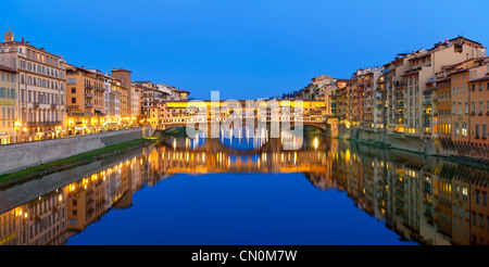 L'Europe, Italie, Florence, Ponte Vecchio sur l'Arno au crépuscule Banque D'Images