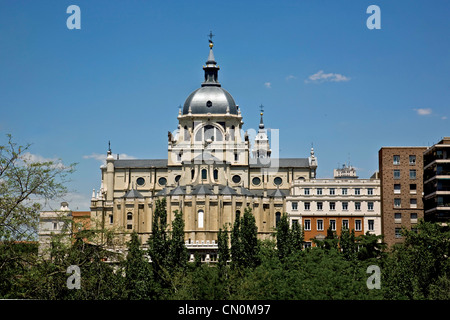 L'Europe, Espagne Madrid Castille la cathédrale Santa María la Real de la Almudena Banque D'Images