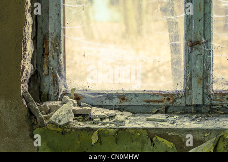 Vieux bâtiment abandonné dans la fenêtre en bois Banque D'Images