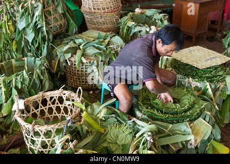 Un homme birman feuilles de bétel dans Thirimingalar packs les produits frais du marché, Yangon (Rangoon), la Birmanie (Myanmar) Banque D'Images