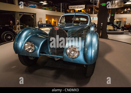 Le 1936 Bugatti Type 57 SC Atlantic au Mullin Museum Oxnard en Californie. L'une des trois voitures construites avec seulement deux Banque D'Images