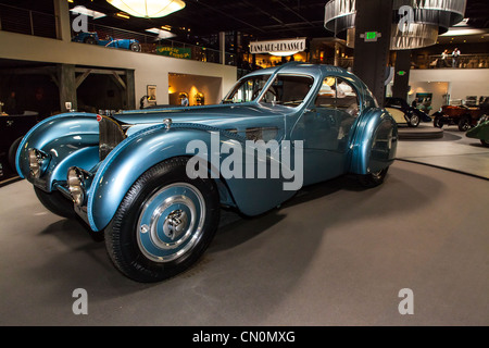 Le 1936 Bugatti Type 57 SC Atlantic au Mullin Museum Oxnard en Californie. L'une des trois voitures construites avec seulement deux Banque D'Images