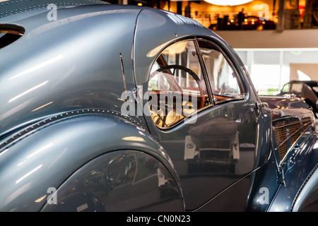 Le 1936 Bugatti Type 57 SC Atlantic au Mullin Museum Oxnard en Californie. L'une des trois voitures construites avec seulement deux Banque D'Images