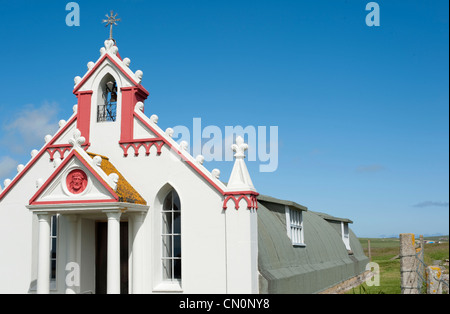 La façade de la Chapelle italienne ornée sur Lamb Holm, Orkney, construit par les prisonniers de guerre. Banque D'Images