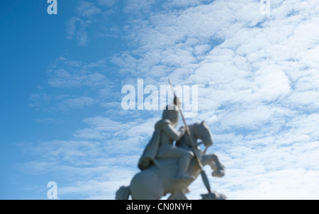 La statue de St George se trouve hors foyer contre un ciel bleu à la Chapelle italienne sur Lamb Holm, Orkney Banque D'Images