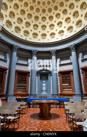 L'Europe, Italie, Florence, salle de lecture à la Bibliothèque Laurentienne (Biblioteca Medicea-Laurenziana). Site du patrimoine mondial de l'Unesco Banque D'Images