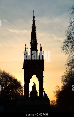 Une silhouette contre le soleil couchant de l'Albert Memorial dans Kensington Gardens, Londres, Angleterre, qui est à proximité du Royal Albert Hall Banque D'Images