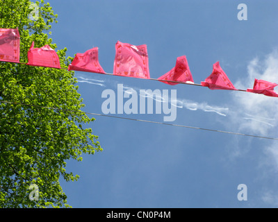 Les drapeaux de prières en l'air avec le plan parallèle sentiers dans le ciel à Samyé Ling retraite bouddhiste en Ecosse Banque D'Images