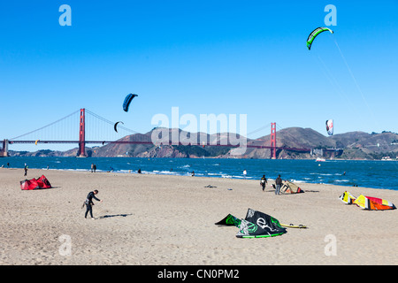 Le kite surf et le Golden Gate Bridge à partir de Crissy Field San Francisco California USA Banque D'Images