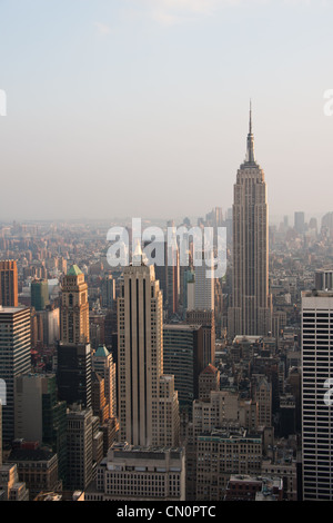 Vue du coucher de soleil de New York, vu du haut de la roche plate-forme d'observation au Rockefeller Center. Banque D'Images