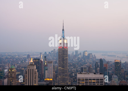 Vue du coucher de soleil de New York, vu du haut de la roche plate-forme d'observation au Rockefeller Center. Banque D'Images