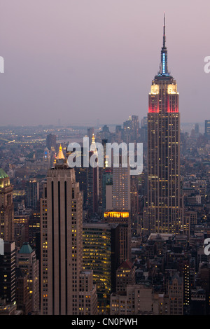 Vue du coucher de soleil de New York, vu du haut de la roche plate-forme d'observation au Rockefeller Center. Banque D'Images