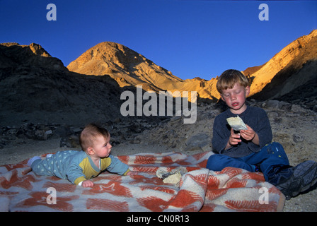 Les enfants dans le Sinaï desret Banque D'Images