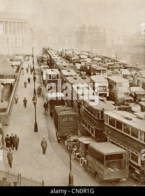 Embouteillage sur Blackfriars Bridge, Londres, Angleterre en 1930. À partir de l'histoire mouvementée de 25 années en images Publié 1935 Banque D'Images