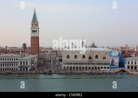 La Place Saint Marc Venise Italie à partir de la plate-forme supérieure de la Cunard Cruise ship 'Reine Victoria' 2011. Banque D'Images